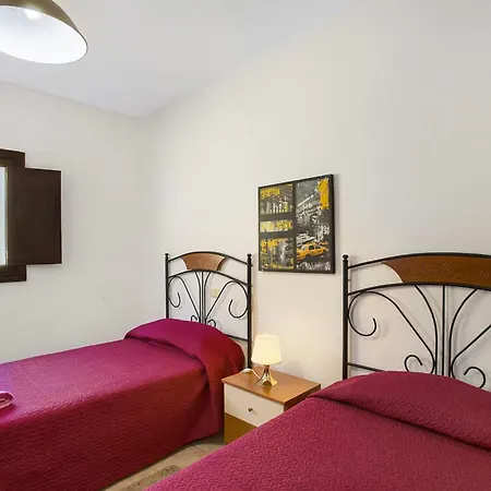 Villa Palomino - Sleeps 4 - Parking - Pet Friendly Villa