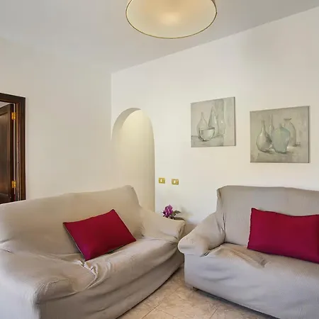 Villa Palomino - Sleeps 4 - Parking - Pet Friendly Villa
