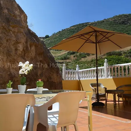 Palomino - Sleeps 4 - Parking - Pet Friendly Villa *