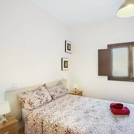 Villa Palomino - Sleeps 4 - Parking - Pet Friendly