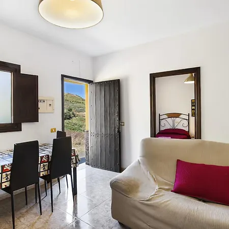 Villa Palomino - Sleeps 4 - Parking - Pet Friendly *